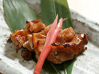 各地の厳選した地鶏を炭火で焼きあげた美味しさ