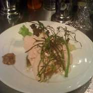 クールブイヨンで柔らかく仕上げてます。