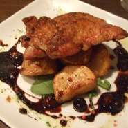 ホックホクに焼き上げたジャガイモとジューシーな鶏肉。ハーブのローズマリーの香りがたまらない！