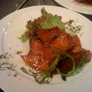 ポートワインでソテーしたキノコをハーブでマリネしてます。