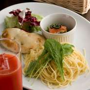 ワンプレートにパスタ、前菜、サラダ、パンがのってドリンク付！
ボリューム満点です。