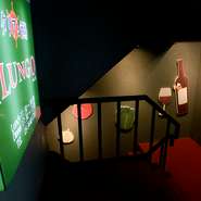 東五反田郵便局すぐ。グリーンのサインが見えたら階段を降りて地下へどうぞ！