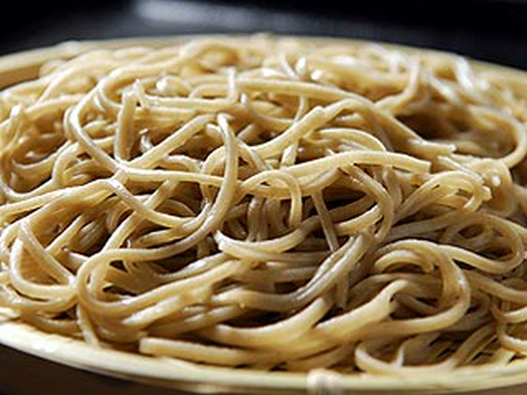 国産100％のそば粉使用　こだわりの二八手打ちそば