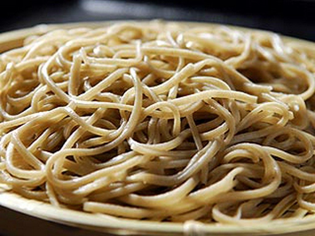 国産100％のそば粉使用　こだわりの二八手打ちそば