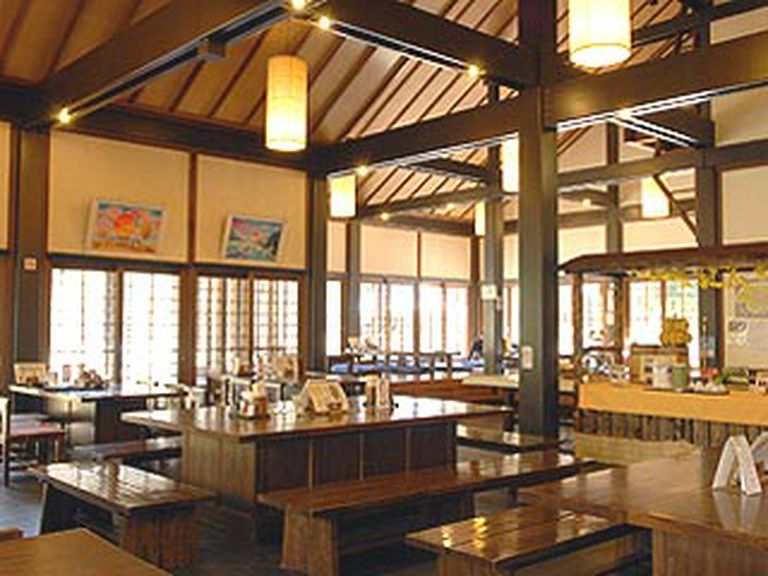 広々とした店内。囲炉裏など農家の台所をイメージした食事処