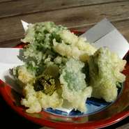 地元の採れたて野菜、旬の野菜、キノコなどの天ぷら盛合せ。仕入れにより内容は変わるのでお楽しみに。
