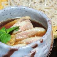 フランス産合鴨使用。天ぷらに次ぐ蕎麦屋の定番メニュー。