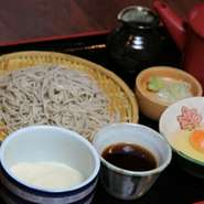 国産大和芋を使用。お好みの濃さにおつゆを調合しご賞味ください。