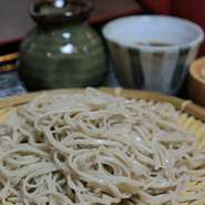 打ち立て茹でたてのそば。おつゆは一本釣りの鰹節（本節・亀節）と秘伝のかえしで調味しています。