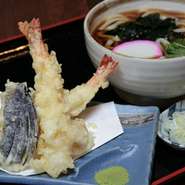 揚げたてサクサク天ぷらをおつゆに入れて召し上がっても、添えてある抹茶塩で召し上がっても・・・
