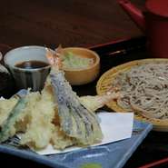 揚げたてのサクサク天ぷらと一緒にご賞味いただきます。大海老天２本と季節野菜。
