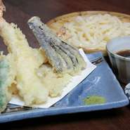 大えび天２本と季節の野菜天。天ぷらには抹茶塩が添えてあります。