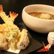 えび好きの方には特におすすめ。大えび天ぷら2本、野菜天ぷらと温かいおそば。