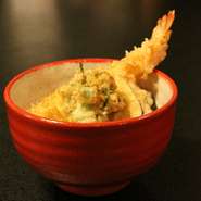 ぷりっぷりの大海老天と旬の野菜の天ぷらの乗った小丼です。おそばやうどんとご一緒にどうぞ召し上がり下さい。