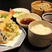 天ぷら盛り合わせ(天つゆ付)、越後そば、ごはん、小鉢、香の物付。PTAの会食などにも是非ご利用ください。