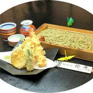 大えび天ぷらが2本、旬の野菜天ぷらの盛り合わせ付のへぎそば。