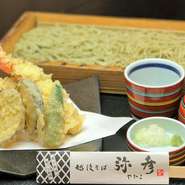 天ぷら盛り合わせ(大えび1本、旬の野菜天ぷら）とへぎそば。