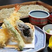 サクサクプリプリの大海老、野菜の天ぷらとツルツル、シコシコのおそばを堪能するなら天へぎがお勧めです。
