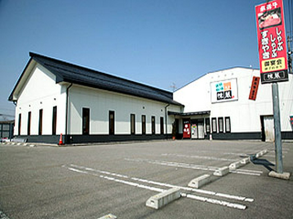 大型バスも駐車できるスペースがあります。