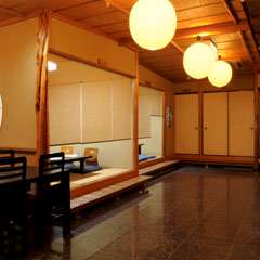 木のぬくもりを感じる落ち着きのある店内