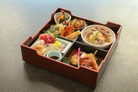 お造り4種、八寸、煮物、焼物、天婦羅、御飯、お味噌汁、香の物