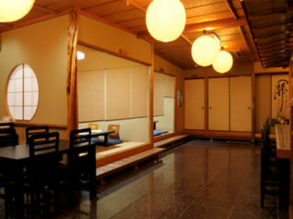 木のぬくもりを感じる落ち着きのある店内