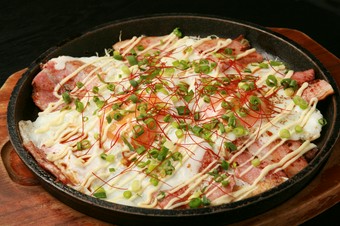 鉄板創作ベーコンエッグ焼