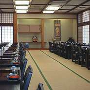 一階は全20卓90席ございます。半分が禁煙席で小部屋としてお使いもいただけます。
2階は2～40名様までの小・中部屋や80名様まで収容可能な大広間も完備しておりますので、大小宴会・お集まりに是非ご利用ください。
