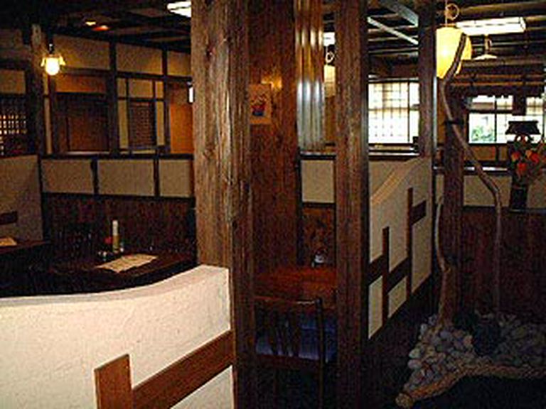 ゆったりとしたお座敷でごゆっくりお食事を楽しんで下さい