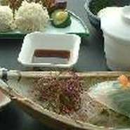 旬の活けイカを使った当店自慢の定食です。