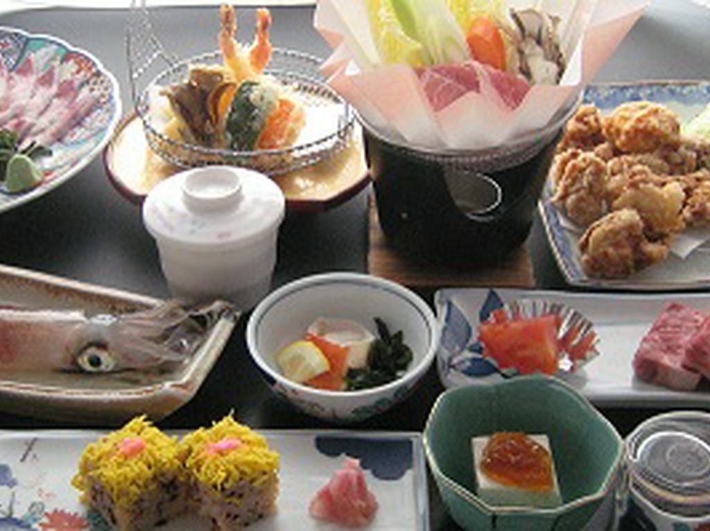 宴会料理に飲み物（2時間）がついた、お得なコースです。基本コース6000円、7000円、8000円。その他各種