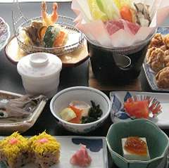 宴会料理に飲み物（2時間）がついた、お得なコースです。基本コース6000円、7000円、8000円。その他各種