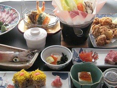 宴会料理に飲み物（2時間）がついた、お得なコースです。基本コース6000円、7000円、8000円。その他各種