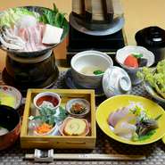 古川町で本格日本料理を味わえると評判の高い【日本料理店 山海野】。看板メニューの『季節の会席』は、地場産の旬の味が楽しめる人気のコースです。上品な和の空間で、大切な人とゆったり素敵な時間を過ごせます。
