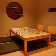 店内のお席は、椅子席と掘りごたつ式のお部屋がございます。
お客様の用途により、いずれかをお選びいただけます。和の雰囲気を感じる空間で本格の日本会席をご堪能いただけます。


