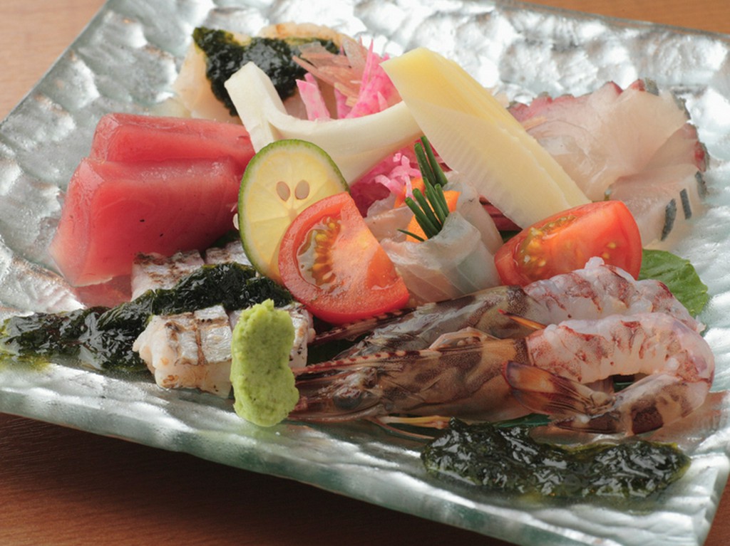 素材のハーモニーを感じる魚介の造りサラダ仕立て