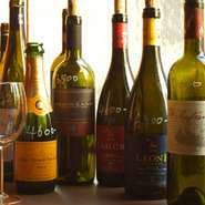 北から南まで幅広く取り揃えられたイタリアワインを中心に、豊富なワインをリーズナブルにご提供しています。土着のブドウ品種が特徴的なイタリアワインを、おいしいお料理と共に楽しんでください!!