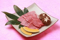 特選霜降牛の上カルビ。口の中でとろける感じをご賞味下さい。