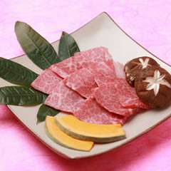 特選霜降牛の上カルビ。口の中でとろける感じをご賞味下さい。