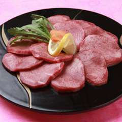 和牛の塩タン。厚切りにした牛タンを塩、コショーで味付け。