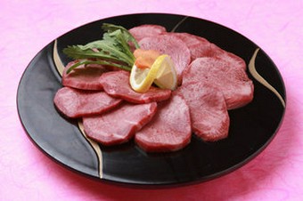 和牛の塩タン。厚切りにした牛タンを塩、コショーで味付け。