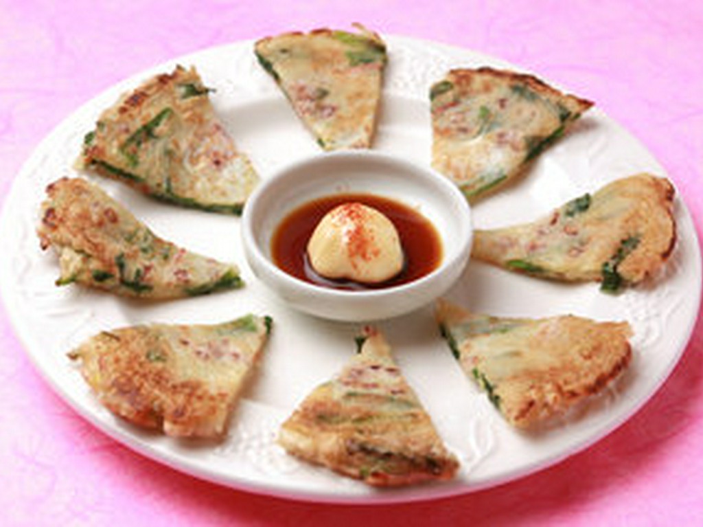 チヂミ（韓国のお好み焼き　ニラ、すりゴマなどでブレンド）