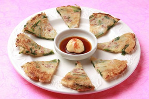 チヂミ（韓国のお好み焼き　ニラ、すりゴマなどでブレンド）