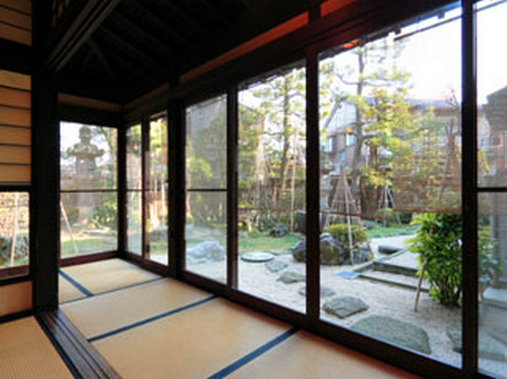 中庭を眺めながら