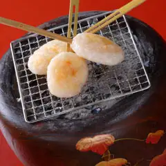 富山湾でとれる白エビ200匹を贅沢に使った「福だんご」