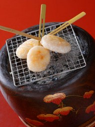 富山湾でとれる白エビ200匹を贅沢に使った「福だんご」