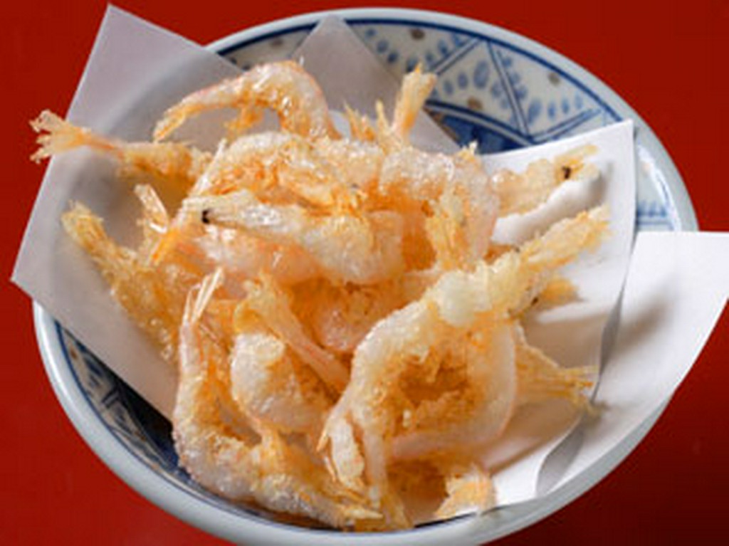 柔らかくて皮ごと味わえ香ばしい「白エビのから揚げ」