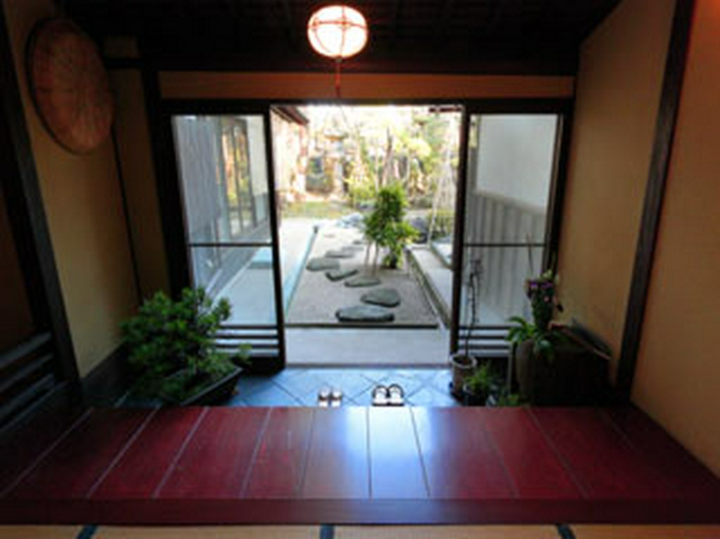 離れへと続く道