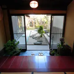 離れへと続く道