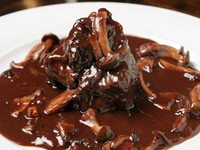 国産牛ホホ肉の赤ワイン煮込み　キノコと共に